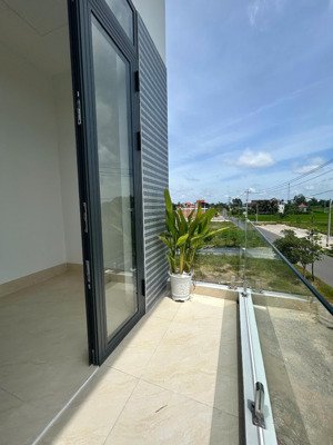 nhà phố hoàn thiện ngay trung tâm thị trấn cần đước chỉ 2,5 tỷ