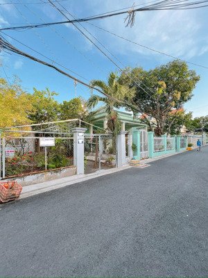nhà 2 mặt tiền hẻm, đường trải nhựa 7m - xe hơi vi vu tới nhà - dt: 160m2 - giá chỉ 8,9 tỷ