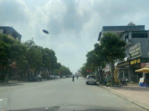 bán gấp:mặt phố thành trung gia lâm/nhà 4,5 tầng/dt:90m2/mt:6m/đang cho thuê 30tr/tháng/giá :36 tỷ