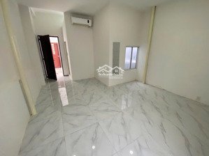 nhà cho thuê mặt tiền đường cmt8 trung tâm q3 (4mx18m,hầm 4tầng 10pn,11wc)