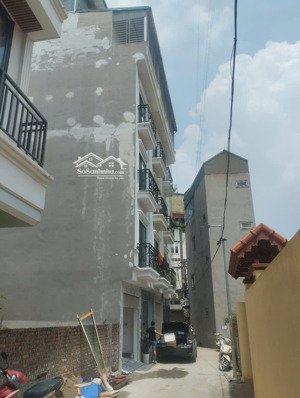 nhà mới cong 5 tầng thang máy đường ô tô tránh cầu diễn. giá 8,85 tỷ