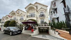 bán biệt thự đẹp đường oto hùng vương, phường 09, tp đà lạt. dt: 200 m2 ,giá: 18 tỷ.lh: 
