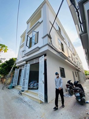 căn này mua đầu tư để cho thuê thì tuyệt vời ngay sát trường đại học. nhà lô góc cực thoáng, ngõ 4m