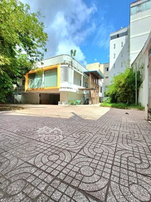 nhà hxh phạm viết chánh giáp q1 dt 20 x 30m 2 tầng sân rộng đậu xe