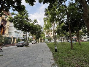 hiếm -song lập 4 tầng mặt vườn hoa đô thị sài đồng rất đáng sống 132m2 giá chỉ 30 tỷ