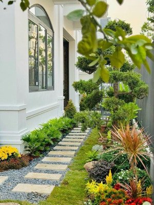 gia đình cần bán nhanh để xử lý tài chính căn 170m2 khu q đường 13m đỗ xe thoải mái. lh: 