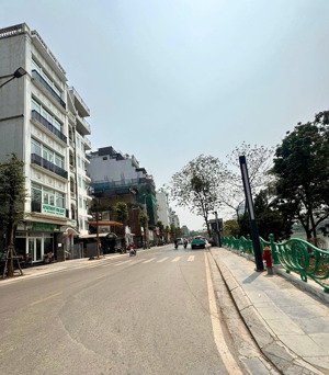 bán nhà riêng phố xuân diệu, tây hồ,50m2*5t,mt:4.2m lô góc,oto đỗ,ngõ thông,kinh doanh,giá 20.8tỷ.