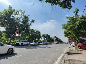 siêu phẩm view hồ điều hoà - đường rộng 3 oto tránh-có sẵn dòng tiền - cạnh sân chơi- cách chợ mun