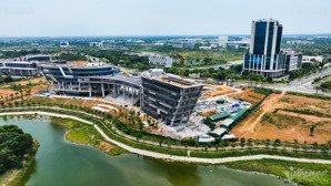 bán căn nhà mặt hồ khu công nghệ cao hòa lạc vị trí trung tâm siêu đẹp vỉa hè rộng kinh doanh tốt