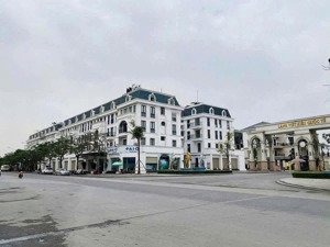 hót chủ nhà cần nhượng căn shophouse thô 4,5 tầng làng việt kiều . - dt: 112m2 - mt: 6m