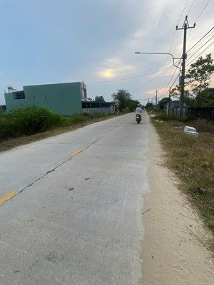 chào bán lô đất đẹp 2 mặt tiền đường bê tông 5,5m và 3m khối phố hà bản phường điện dương