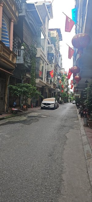 chính chủ cần bán nhà phố thạch bàn, ngõ thông,gara,5 tầng full nội thất,38m2 nhỉnh 6 tỷ,
