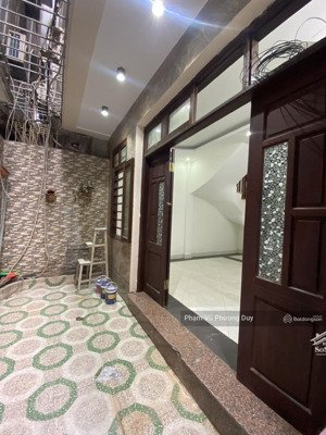 rẻ vô địch. 7 tỷ. 43m. 4 tầng. ô tô đỗ cạnh. nhà phân lô định công thượng. xem là thích