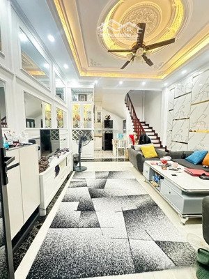 bán nhà phố kim giang. dt:40m/5tầng. ô tô đỗ cửa. sầm uất. an ninh tốt. giá: 7,9 tỷ