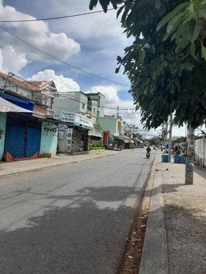 11 tỷ thương lượng, bán nhà mặt tiền 3 tầng, diện tích : ngan 5 mét dài 20 mét.