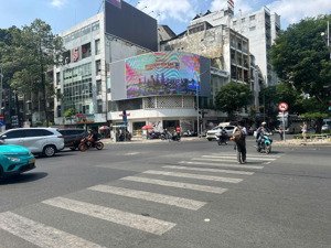 cho thuê góc 2mt 211 nguyễn thái học với phạm ngũ lão, quận 1. giá thuê 420tr/tháng(18x26m) 3 tầng