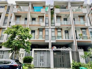 cho thuê nhà nguyên căn có thang máy dt:5x22m , nhà 1 hầm 4 lầu tại vạn phúc city