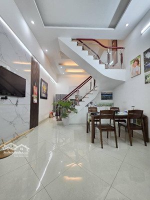 xuân la có nhà 48m2 5 tầng mt nhỉnh 4m ngõ ba gác tránh, 50m ra mp. nhà dân xây còn 80%. gần hồ