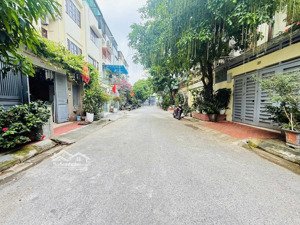 cho thuê nhà riêng lạc long quân 65m2 5 tầng thông sàn đường ô tô 18 triệu