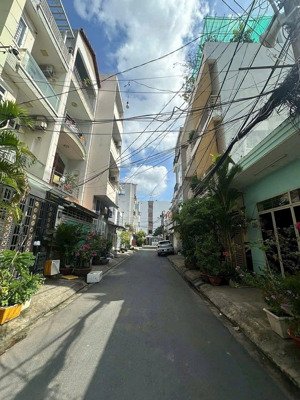 bán nhà riêng 60m2 _ lý phục man quận 7__ hơn 5 tỷ _ hẻm xe hơi 1 sẹc