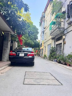 bán đất gia thụy 50m² , mt 5m ngõ thông sát phố giá chào 10,5 tỷ tl .