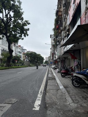 bán nhà cấp 4 mặt đường hoàng hoa thám- nhà to- vỉa hè rộng- kinh doanh đỉnh