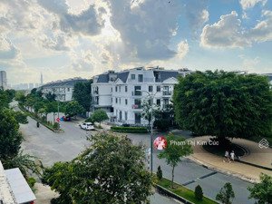 nhà phố góc 2 mặt tiền, đường 25m rộng view hồ nhà mới 100%. giá 35 triệu, dt 200m2 1 trệt 3 lầu