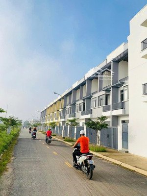 bán căn nhà phố nằm trong kcn phước đông, giá từ 1.2 tỷ sổ sẵn sang tên ngay ngân hàng 70% ở ngay