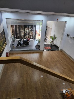 cần cho thuê nhà kdc 6b intresco. dt 100m, nhà mới, đẹp, đường lớn. 4pn giá 19tr/th 