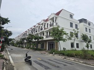 căn góc. shophouse 4 tầng cổng kcn vsip 99m2 giá chỉ hơn 5 tỷ