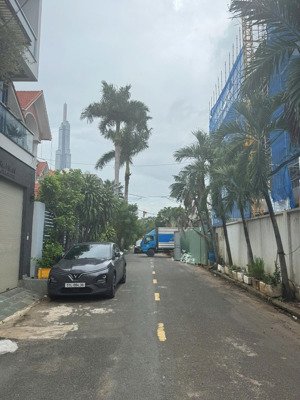 đất xây thảo điền, chỉ 139 triệu/m2. mặt tiền cụm nguyễn văn hưởng. dt(7.3x30m). cn 239m2. chỉ 33t