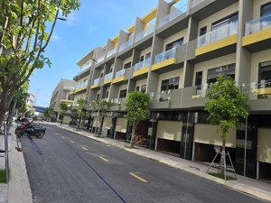 còn duy nhất 1 căn mặt tiền 4,5m. chỉ 2,5 tỷ nhận nhà ngay, kinh doanh cho thuê cực tốt