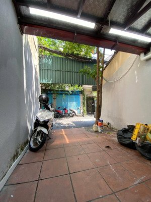 cho thuê nhà thiết kế cổ điển có sân vườn tai 351/10a lê văn sỹ, q3