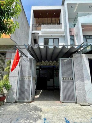 bán gấp nhà 3 tầng mặt tiền nguyễn huy tự, sát biển, đủ tiện ích, nhà đủ công năng, khu văn minh