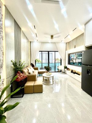 bán nhà mới xây 7 tầng , thang máy , full nội thất trung tâm phố nguyễn văn cừ , long biên