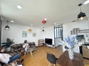 chính chủ cho thuê penhouse 2 phòng ngủ siêu thoáng ngay trung tâm quận 3 cách nhà thờ tân định 5p