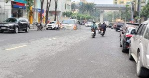 chính chủ cho thuê nhà mặt phố nguyễn văn lộc. kinh doanh sầm uất. 50m2 5 tầng trung tâm hà đông