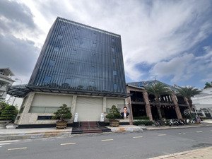 hàng hiếm! xây dựng cao tầng 2 hầm 7 tầng góc 2 mt ngay trần não - dt: 20x34m - 663m2 - giá: 140 tỷ