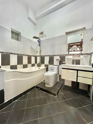 bán gấp nhà 8.1x16m. 1 trệt, 2 lầu. đường lam sơn, p2, q tân bình.giá: 29,8 tỷ. lh:0938888299