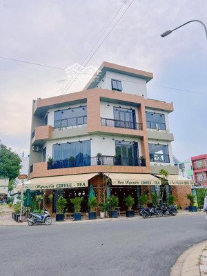 nhận nhà ở ngay thiết kế 1 trệt 1 lửng 2 lầu shr, cách chợ bình chánh 2km