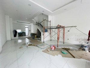 nhà phố 1 trệt 3 lầu 4pn - 5wc nhà hoàn thiện mới 100% giá thuê chỉ 30 triệu. vị trí ngay công viên