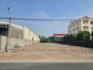 đất mặt tiền kinh doanh dt 22.5 88= 1968m2 gía 52 tỷ..