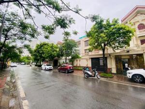 Chính chủ cần bán Biệt thự Cầu Giấy, Phạm Tuấn Tài- Trần Quốc Hoàn. DT gần 100m2 MT 8,5m sau có khe thoáng. Xây 5,5 tầng giá 46 tỷ có thương lượng .