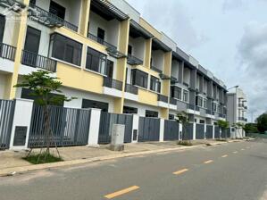 Bán căn 2 lầu nhà phố Phước Đông New City, Trảng Bàng già F0 chỉ 1,8 tỷ sổ sẵn, sở hữu lâu dài Lh 0938677909 xem nhà