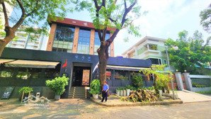 cho thuê vị trí đẹp ngay căn góc biệt thự kinh doanh ngay mặt tiền phạm thái bường, quận 7