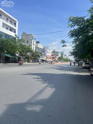 Bán nhà mặt đường Hồ Sen vị trí đẹp hè siêu rộng. DT: 60m2*1 tầng. Giá: 16,8 tỷ