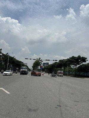 ô tô đỗ cửa - lô góc - nhà mới 7 tầng thang máy 17p kk thoáng sáng.