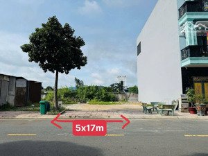 chủ cần sang gấp lô đất dt 85m2/2tỷ150 ngay trung tâm y tế dĩ an, đường trước đất 8m, full thổ cư