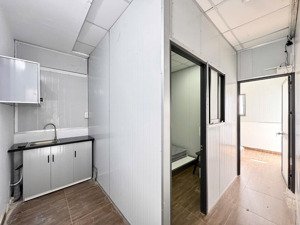 cho thuê căn hộ 2 phòng ngủ cửa sổ, máy giặt riêng, 4 người 4 xe , ngay sân vận động phú thọ