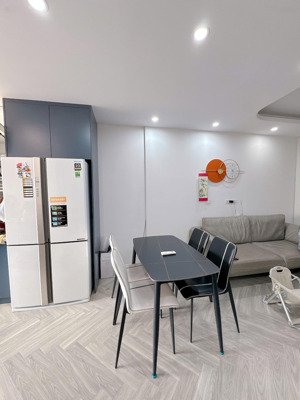cho thuê căn 2pn góc đông nam.nhà full đồ đẹp như ảnh.nội thất xịn.liên hệ: 